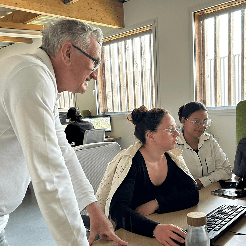 Philippe Lepert, codonfateur de Logorad avec ses équipes en réunion.